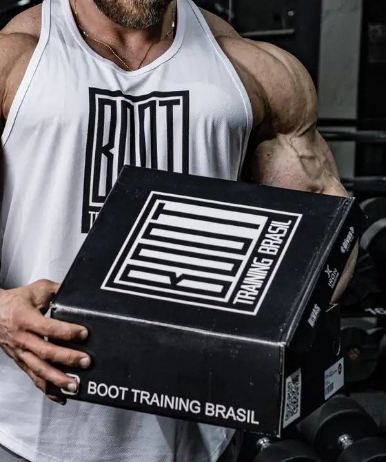 Atleta segurando a caixa oficial da Boot Training Brasil