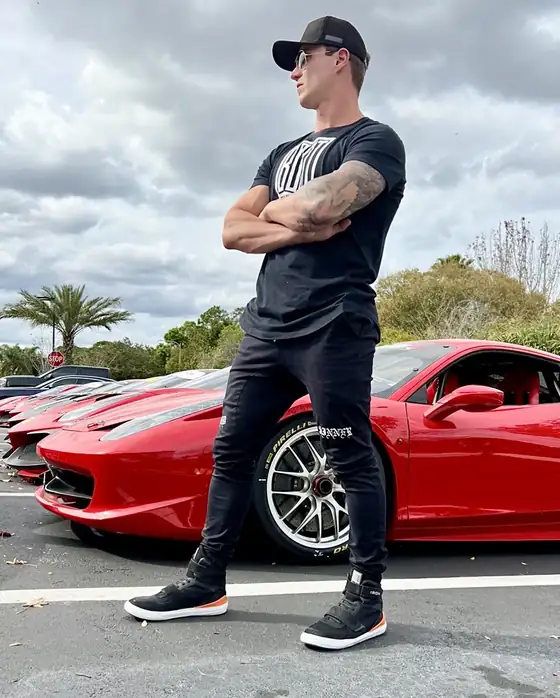 Homem de camiseta preta usando a bota Iron Training preta