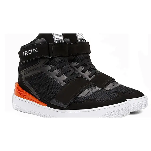 Bota de treino Iron Training preta com detalhe laranja no calcanhar